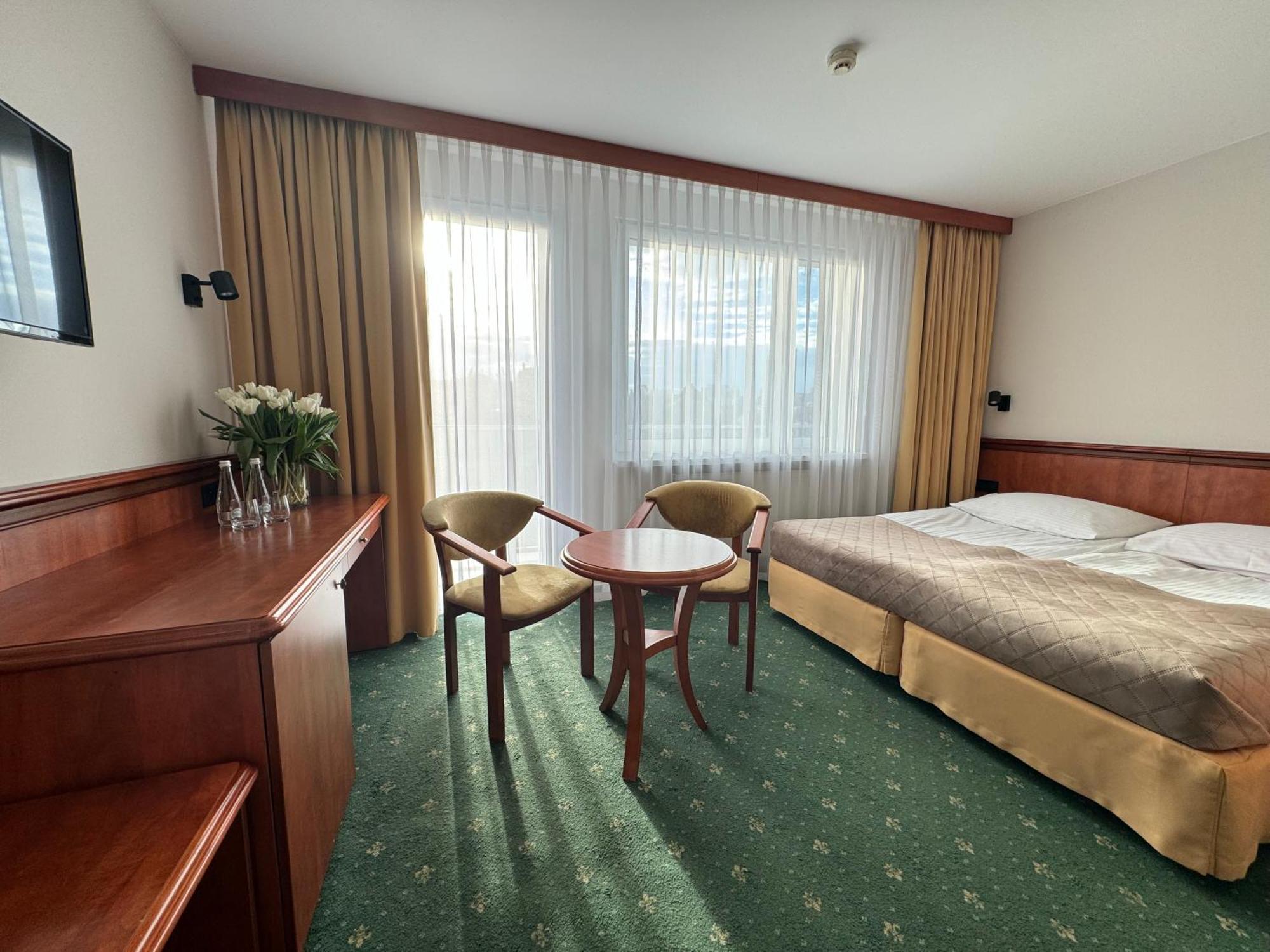 Bed and Breakfast Senator Катовице Экстерьер фото